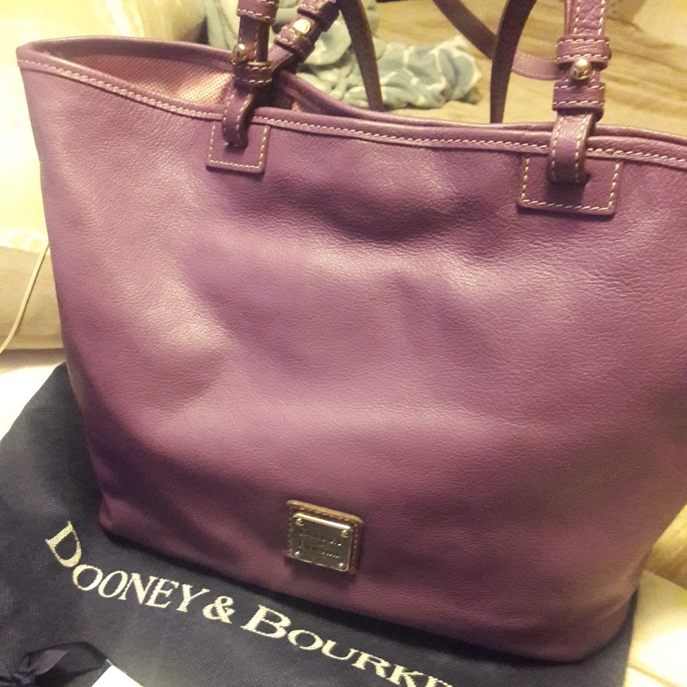 Dooney & Bourke handbag 12 x5 . With a Wallet